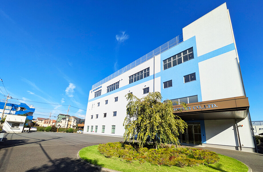 白い建物が弊社の社屋。水色のラインが目印