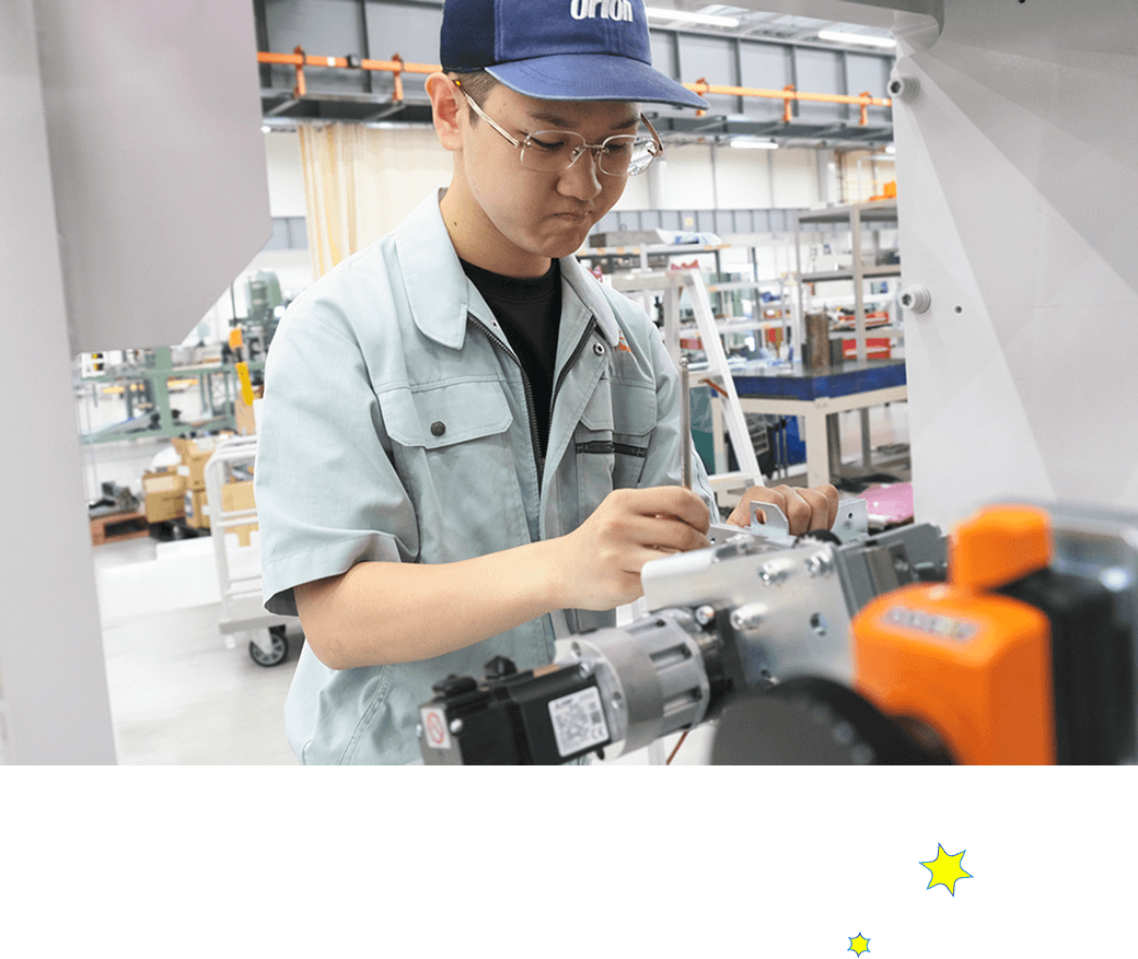 機械の組立作業を行う社員