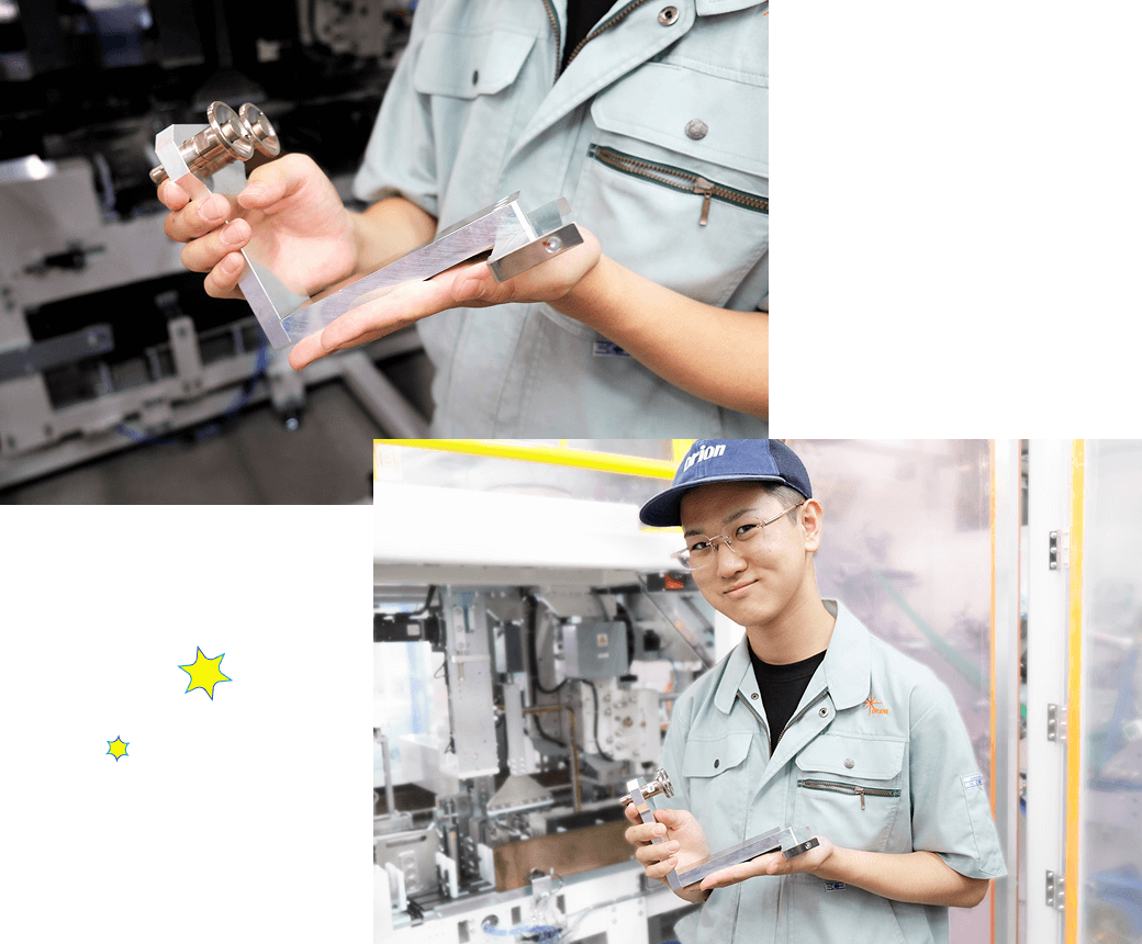 部品を持つ手元