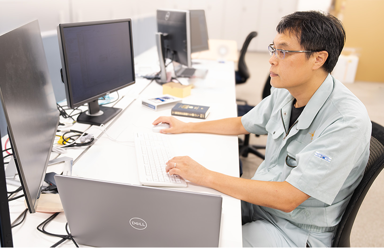 デスクでパソコンに向かって業務を行う社員