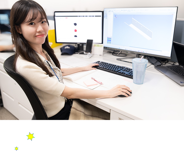 デスクで業務を行う機械設計担当の社員